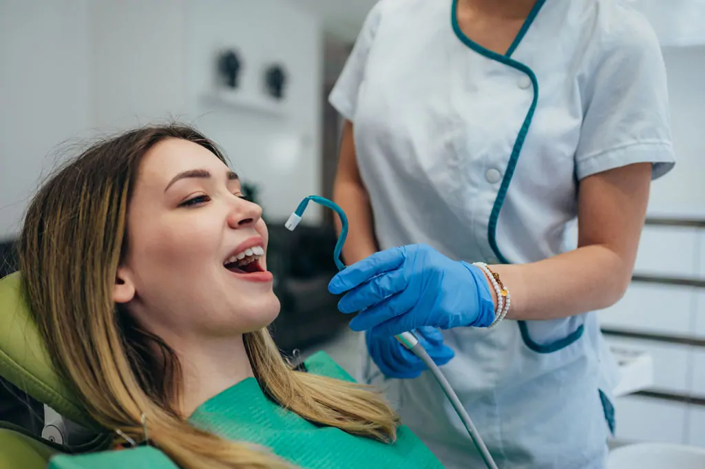 Dental hygienist at Des Plaines Dental Studio